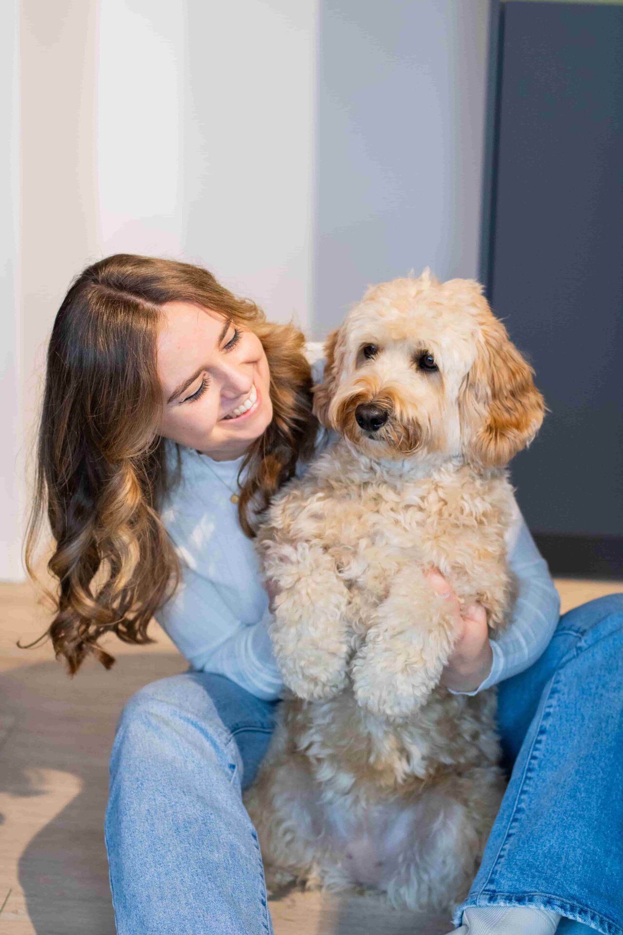 Daphne kuschelt mit einem Hund.
