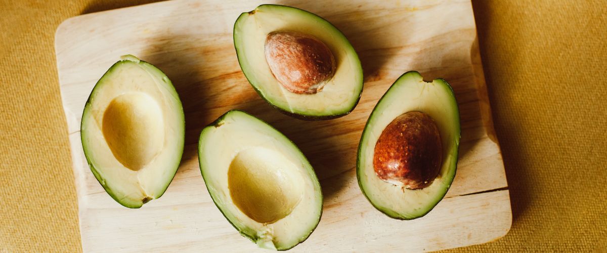 Darf ein Hund Avocado essen? Avocado's op een plankje