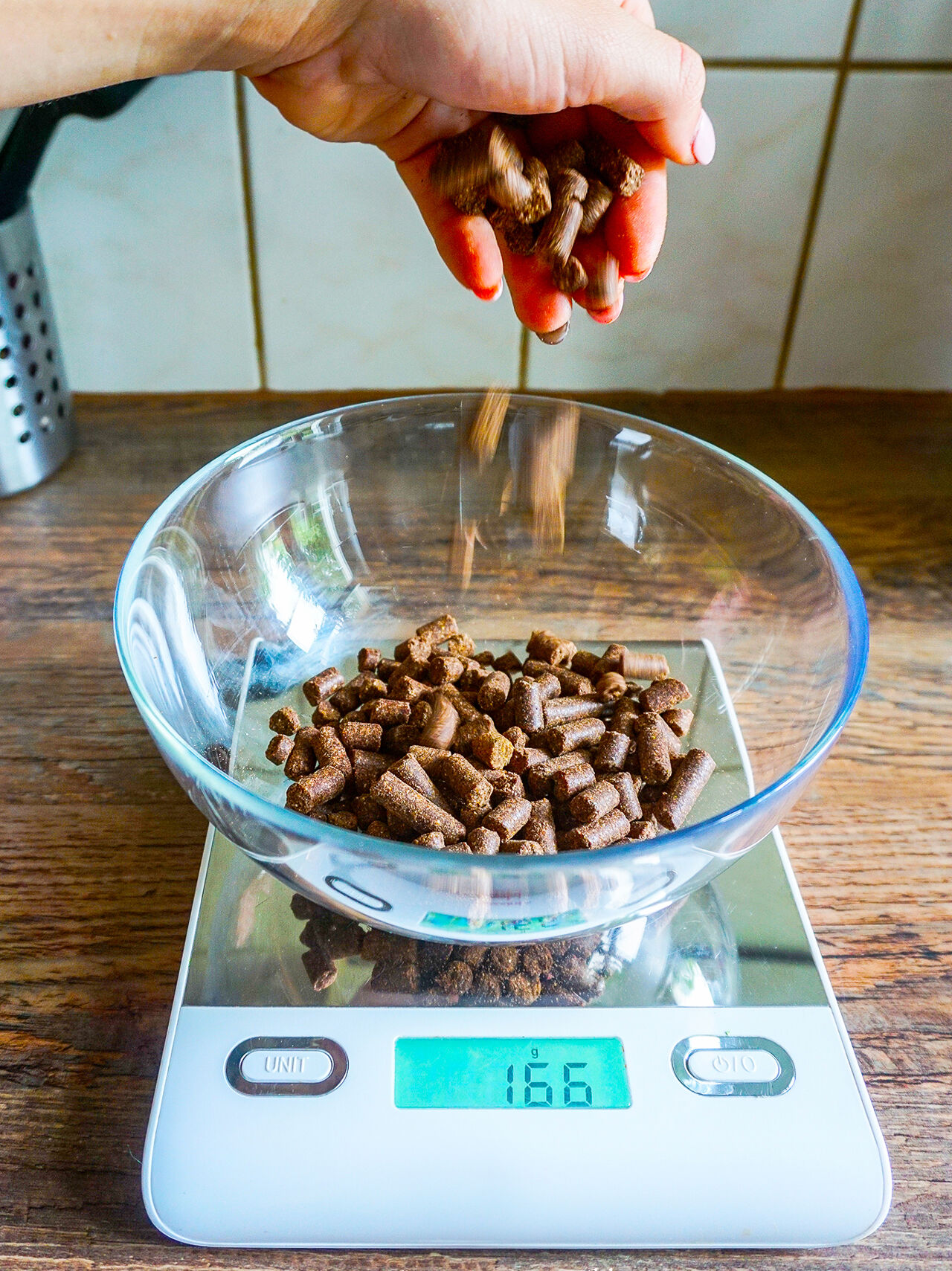 Das Abwiegen von WOOOF-Brocken auf einer Waage.