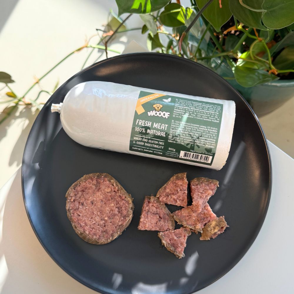 WOOOF Wildschwein & Hühnerwurst Frisch Wildschwein wurst, frisches Fleisch, halbiert