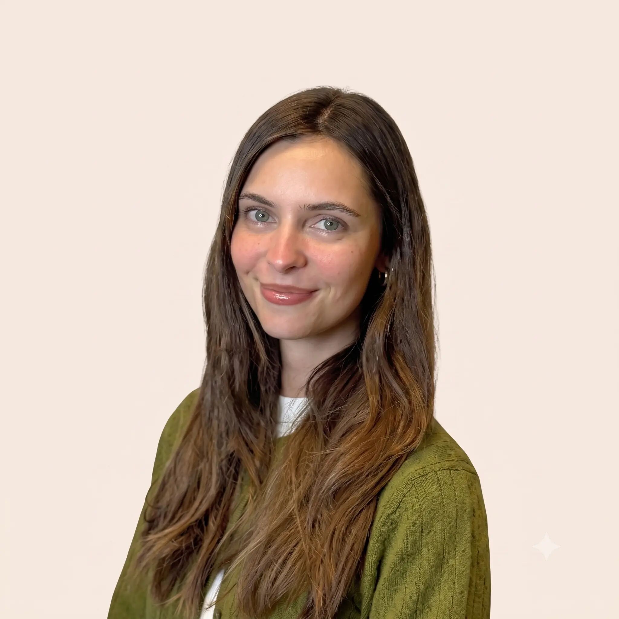 vrouw, groene trui, lang haar, gezichtsportret, neutrale achtergrond