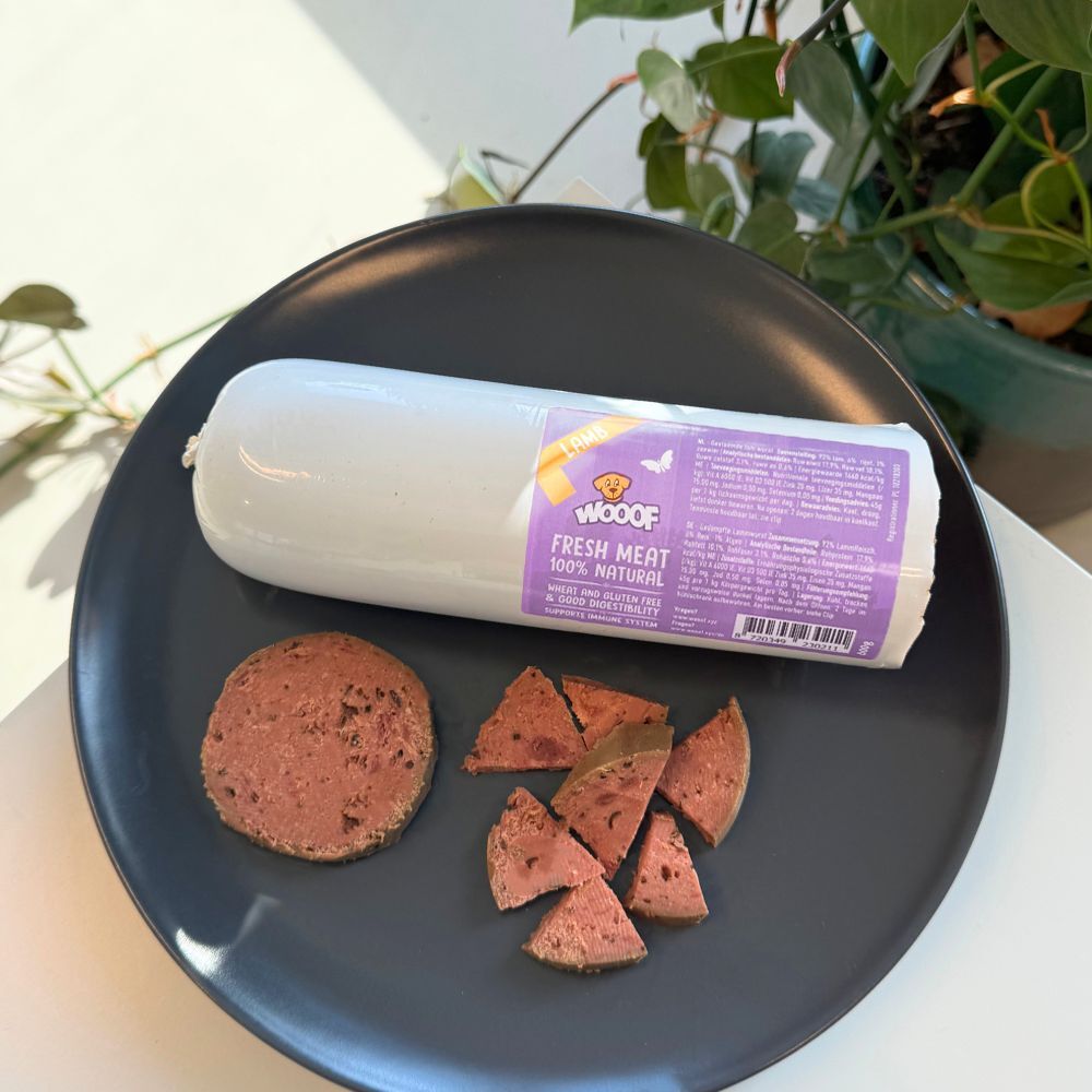 WOOOF Lammwurst Frisch Lamm wurst, frisches Fleisch, halbiert